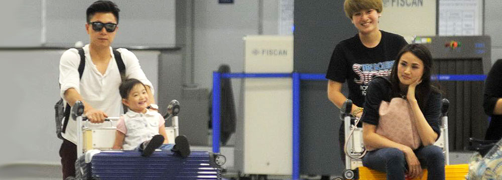 李小鹏妻女机场坐行李箱卖萌 母女二人狂抢镜