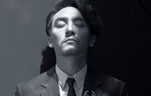  张震从容登封面 眉头深锁真