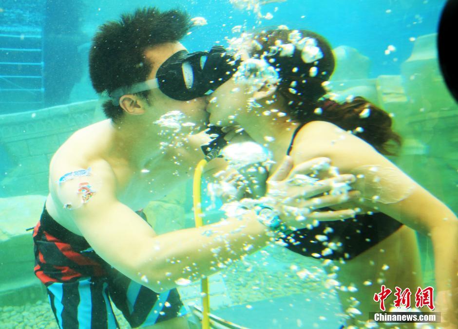 上海举办“水下接吻大赛”