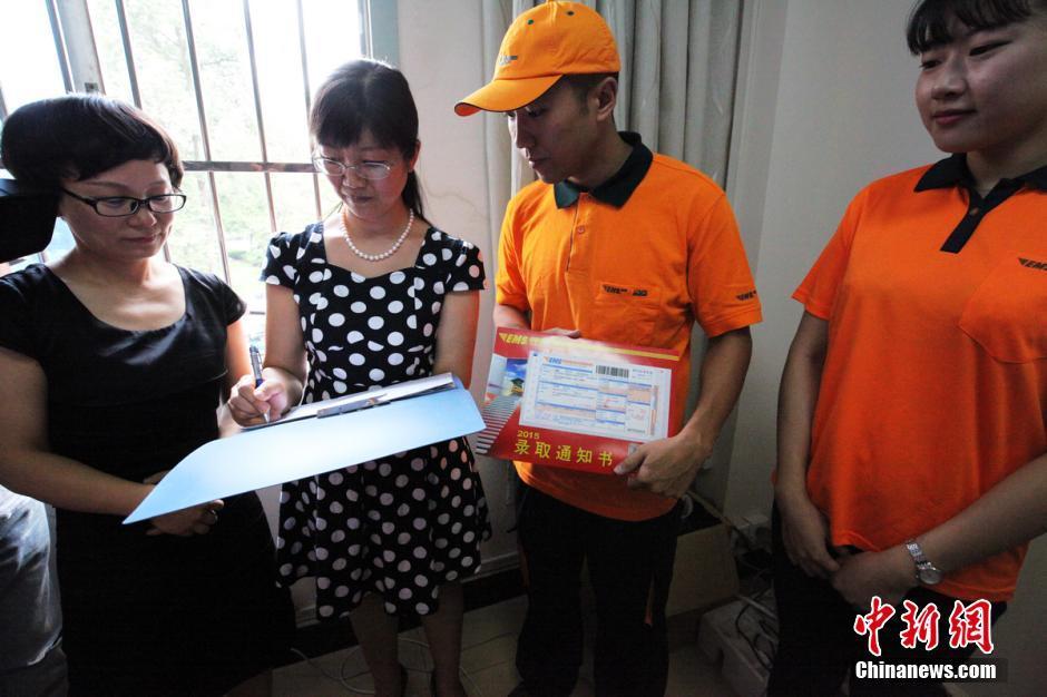 女生获四川首封录取书 与5位家人成校友