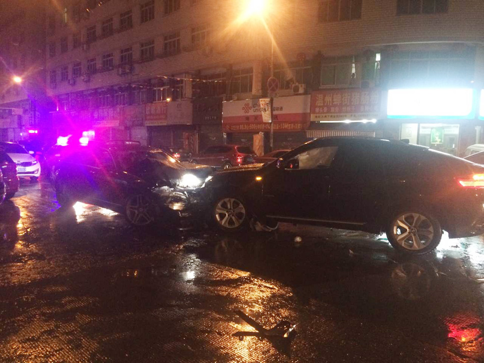 两已婚男为争美女驾豪车互撞4回合
