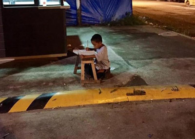 9岁男孩为了改善母亲的生活