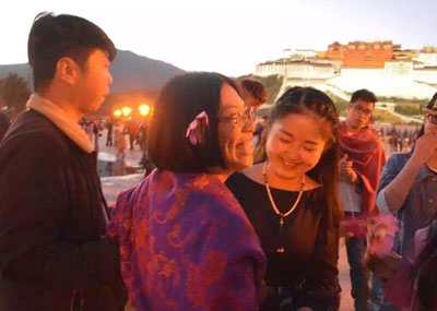 男子用绳子拉坐轮椅女友到西藏求婚