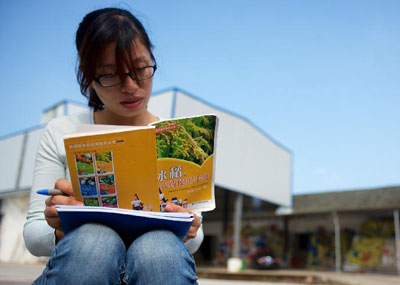 女硕士放弃大城市高薪工作 下乡当村官