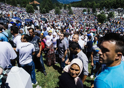 塞尔维亚总理出席纪念活动遭万人围攻