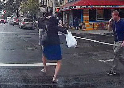 美国女子街头遭抢全程