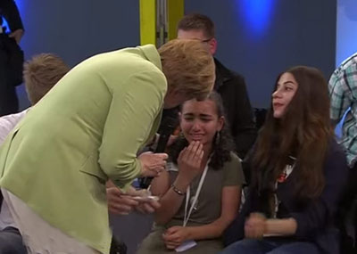 默克尔当面告知移民女孩为何要被驱逐出境