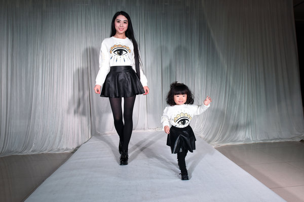 山西辣妈为女儿办t台秀 服装花费近百万_亲子频道