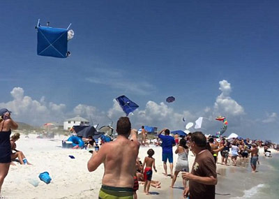 飞机低空高速飞过沙滩瞬间