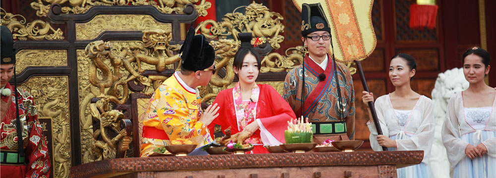 《极限挑战》丽江古镇玩穿越 周冬雨被“颜王”孙红雷拉上龙椅