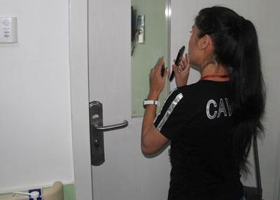 女记者：“我来替换被劫持的女护士”