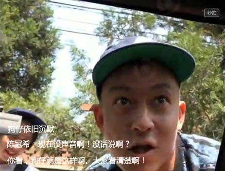 要是别的明星遇到偷拍,八成会溜之大吉,高情商的就送几瓶水求个手下