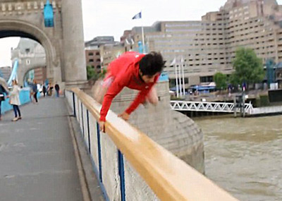 英国男子和网友打赌 从桥上跳下瞬间