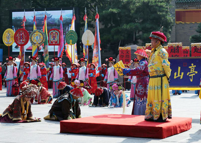 山西：高考状元骑马游街领奖金