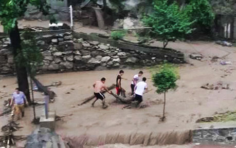 实拍西安一家8人聚餐中被山洪冲走