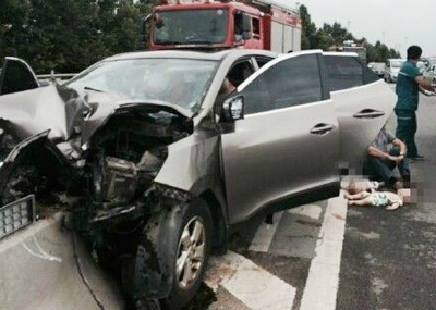 车祸现场：双胞胎婴儿和妈妈当场身亡