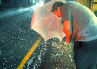 北京遭暴雨冰雹侵袭