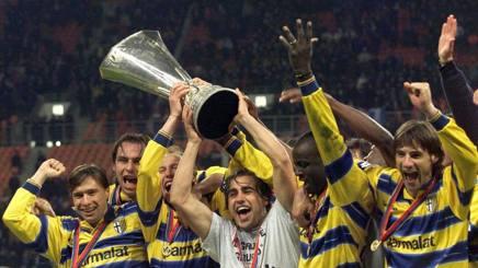 帕尔马穷到揭不开锅!拍卖欧联奖杯 手机彩电全卖_凤凰体育