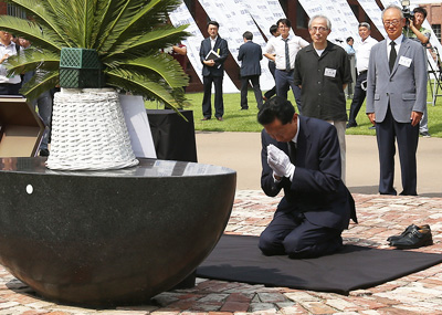 日本前首相在韩烈士碑前下跪谢罪