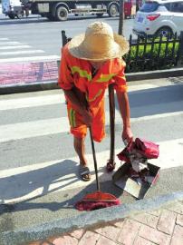 成都：69岁独腿环卫工拄拐杖扫大街7年 每天早5点到岗