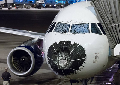 一架在空中遭遇冰雹的客机