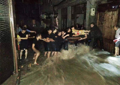 福建暴雨内涝：人桥运送孩子