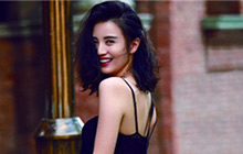 宋佳复古装扮展修长美腿