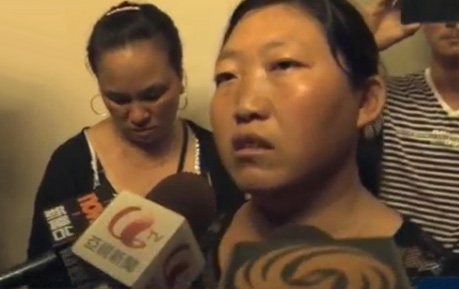 失联消防员家属情绪激动：我儿子不在编