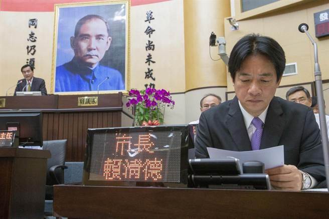 台南市长赖清德进议会遭讽:吾皇万岁全民跪拜