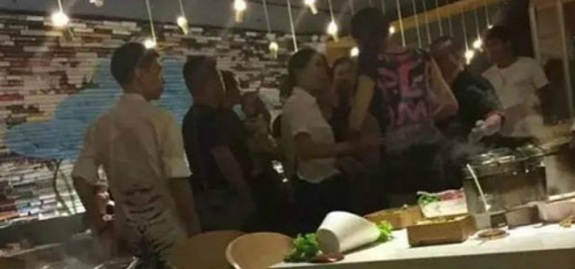 别帮开水浇顾客的服务员找借口|自由谈_凤凰评论