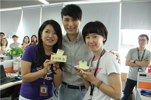 严爵化身清凉快递小哥 给上班族快闪送雪糕消暑_凤凰娱乐