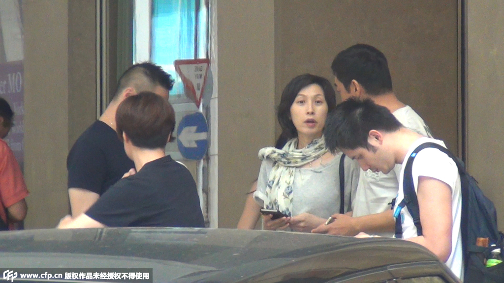 刘青云与郭蔼明逛街遭“冷落” 路边发呆_娱乐频道_凤凰网