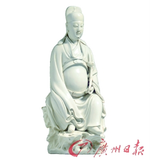中国　明時代　何朝宗　白磁観音坐像　在銘 ▽鴻▽明時代 陶磁器 何朝宗印銘 徳化白磁 観音坐像 箱