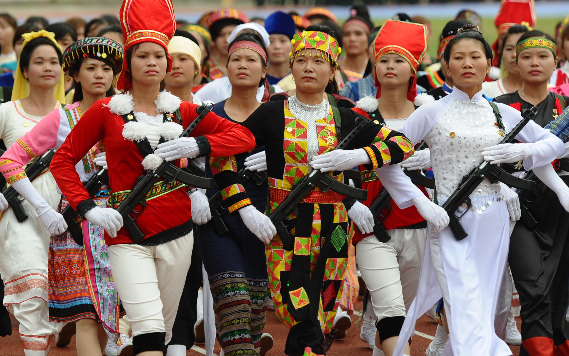   2014年5月7日,阅兵中的越南女兵,本次阅兵是为了纪念奠边