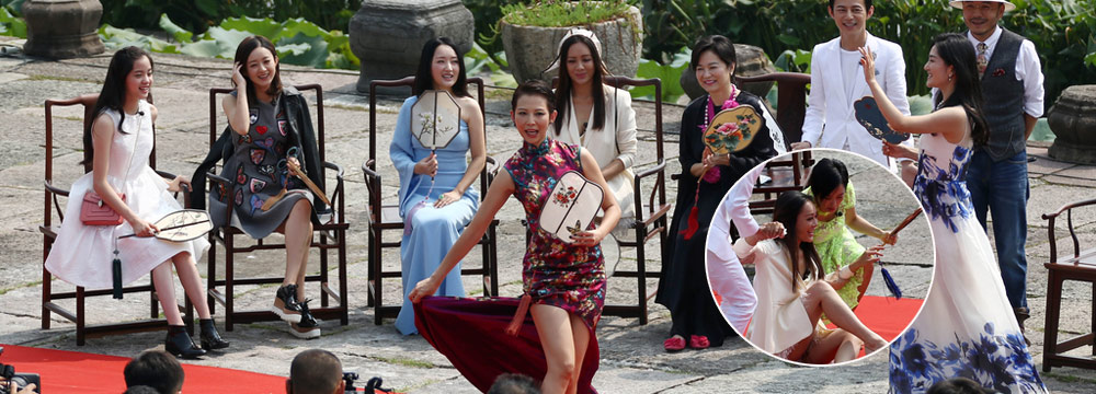 众女神起舞唱黄梅戏 宁静走红毯意外跌倒