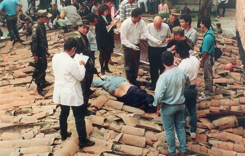 图为1993年12月2日,巴勃罗·埃斯科巴被哥伦比亚军方击毙时的照片.