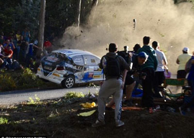 赛车冲向人群瞬间