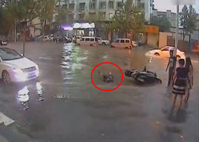 老人骑车跌倒浸水 无人帮扶最终死去