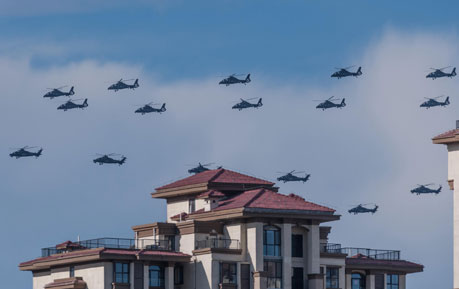 解放军上校驾机参加抗战阅兵 经批准率十架直升机绕飞家乡