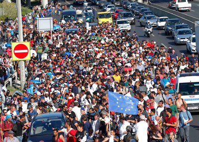 叙利亚难民徒步百里涌入西欧一幕