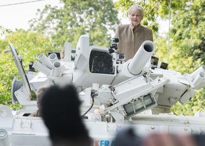 英国时尚天后开坦克到首相家抗议