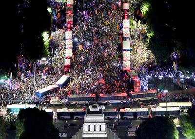 日本上万民众包围日本国会一幕