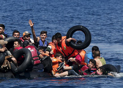 即将到岸一刻：橡皮艇突然漏气 34人死