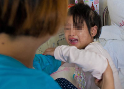 6岁女孩遭后妈虐待