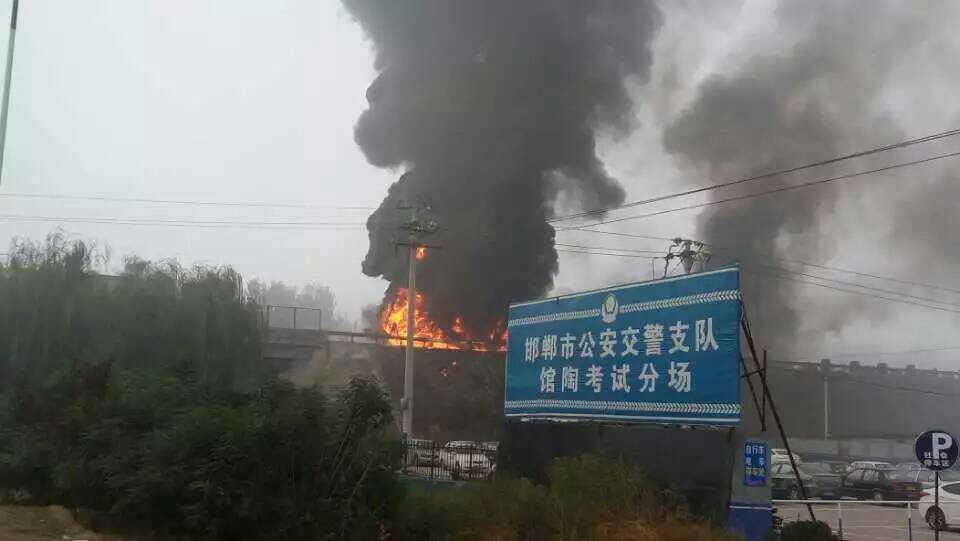 2/4 河北:高速路4车相撞爆炸起火 1死3伤 在"邯郸市公安交警支队馆陶