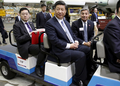 习近平参观波音公司画面