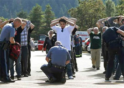 美国校园枪击案 13死20伤