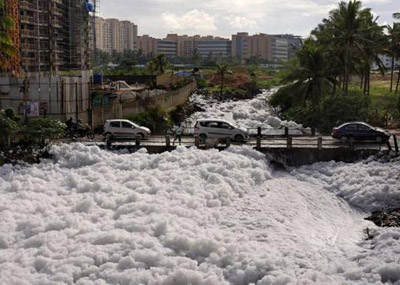 印度一湖泊溢出有毒泡沫