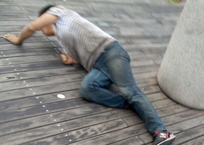 业绩未完成 员工被处罚爬行