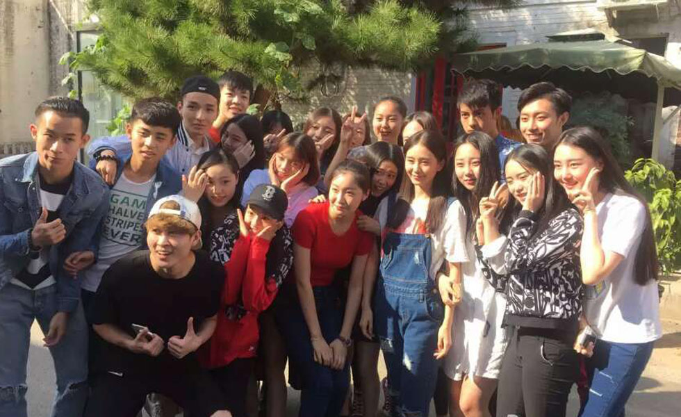 《那年青春》杀青 刘诗诗穿校服清纯可人